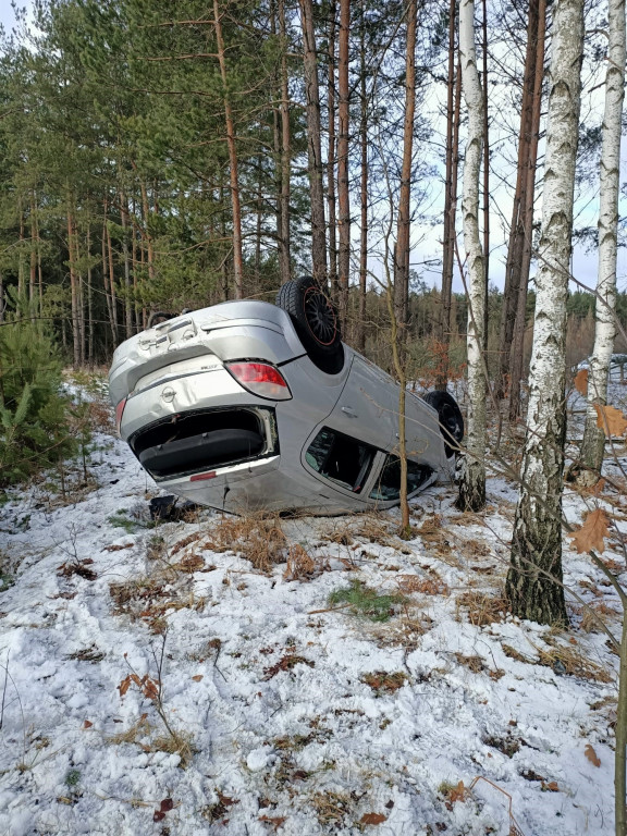 Docisnął pedał gazu i wylądował na dachu