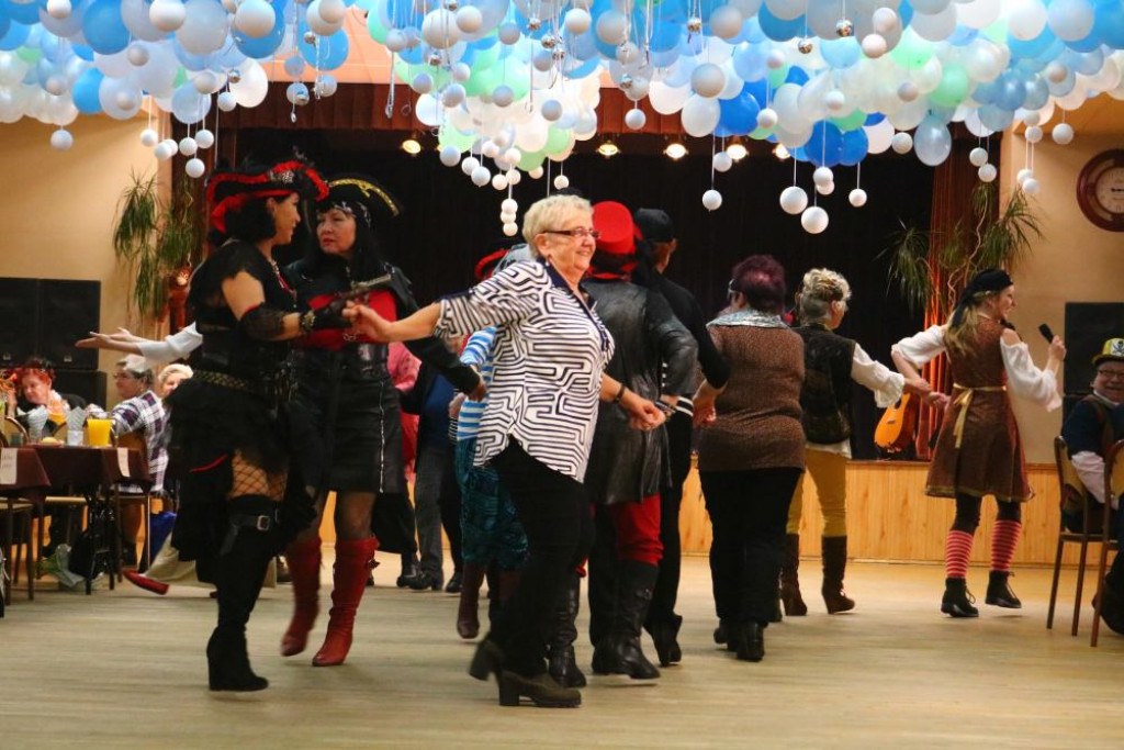 Bal dla seniorów z piratami w roli głównej