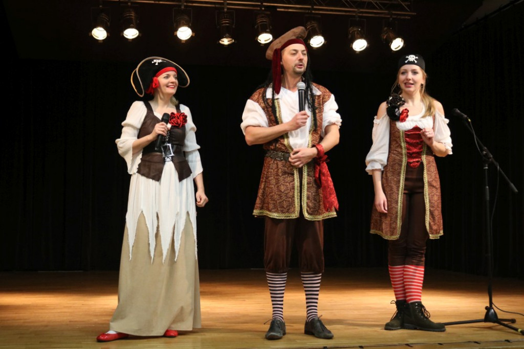 Bal dla seniorów z piratami w roli głównej