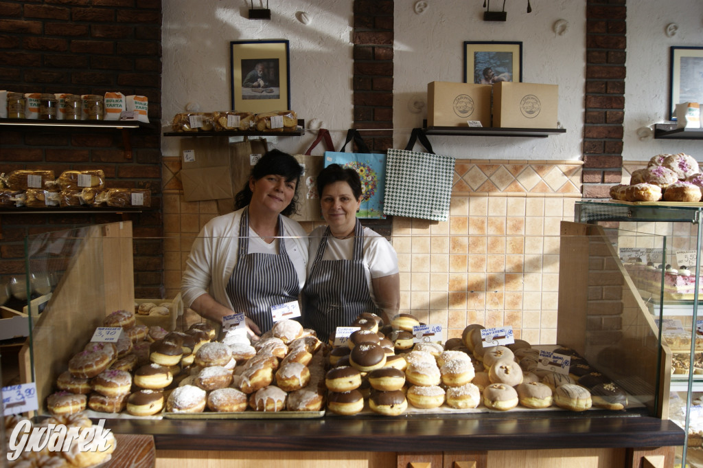 Tłusty czwartek, kolejki po pączki