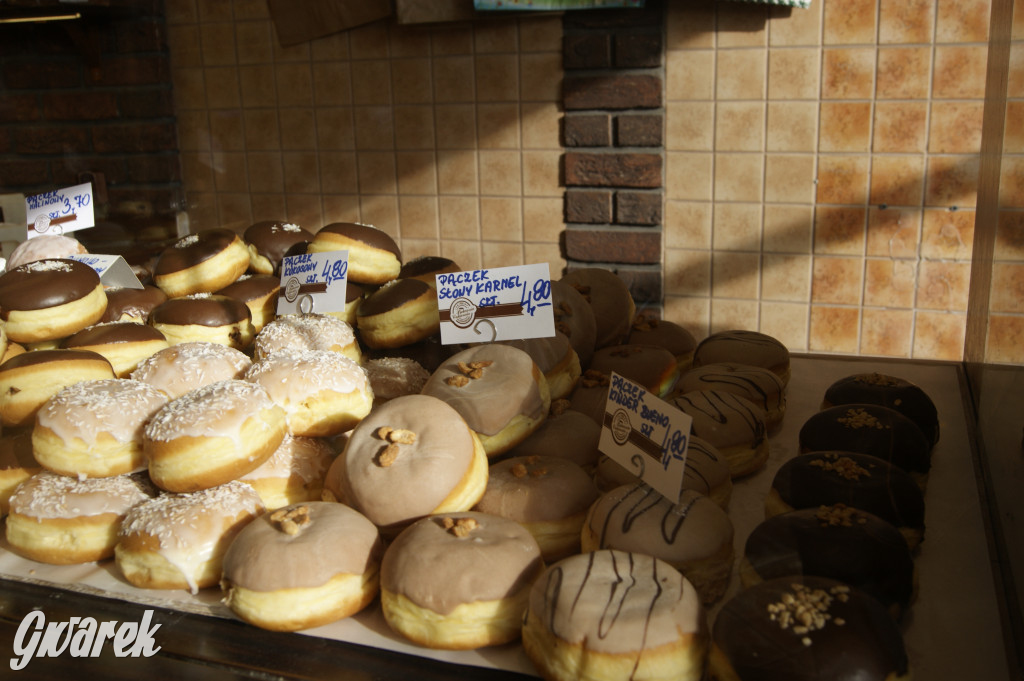 Tłusty czwartek, kolejki po pączki