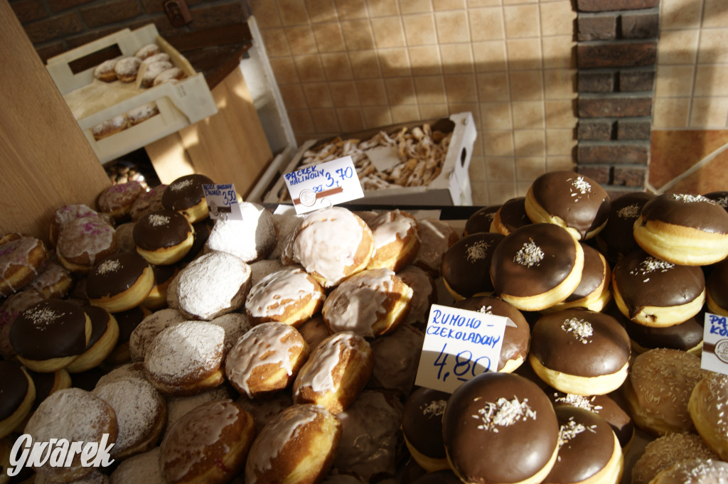 Tłusty czwartek, kolejki po pączki