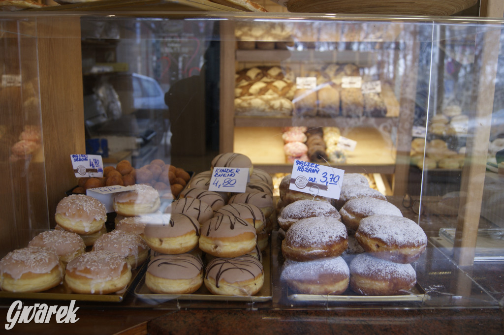 Tłusty czwartek, kolejki po pączki