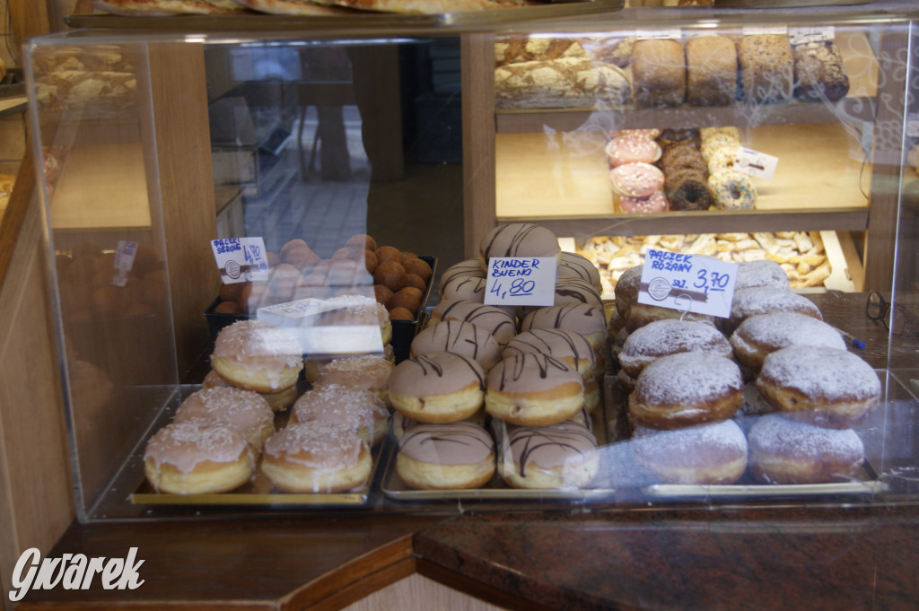 Tłusty czwartek, kolejki po pączki