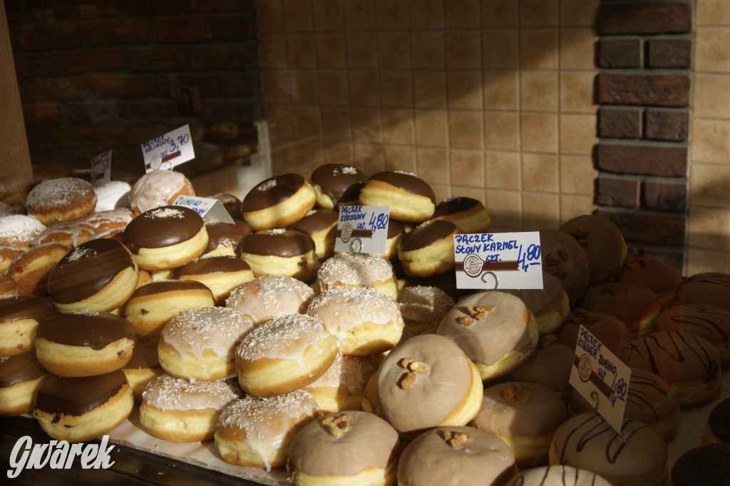 Tłusty czwartek, kolejki po pączki