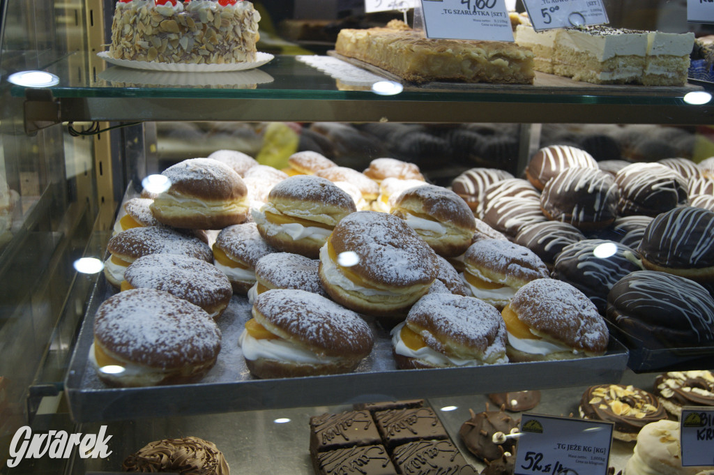 Tłusty czwartek, kolejki po pączki