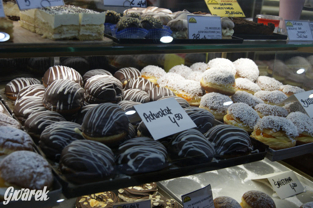 Tłusty czwartek, kolejki po pączki