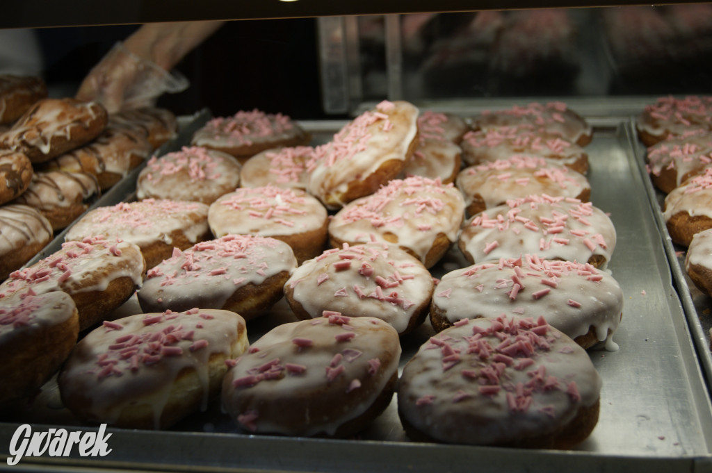 Tłusty czwartek, kolejki po pączki