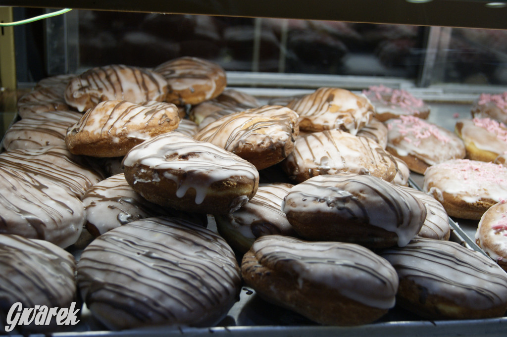 Tłusty czwartek, kolejki po pączki