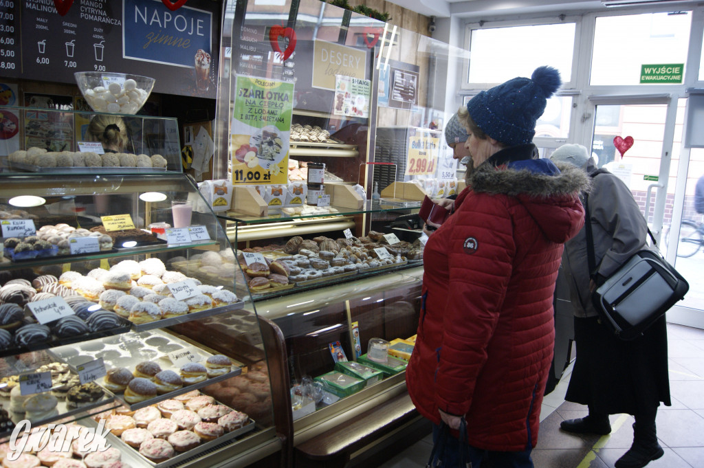 Tłusty czwartek, kolejki po pączki