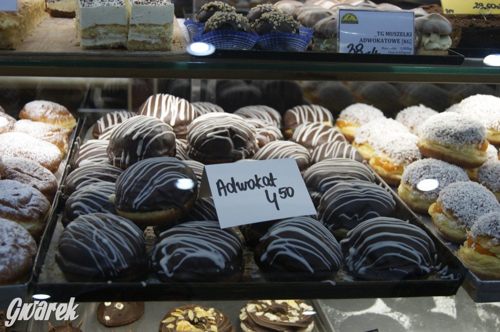 Tłusty czwartek, kolejki po pączki