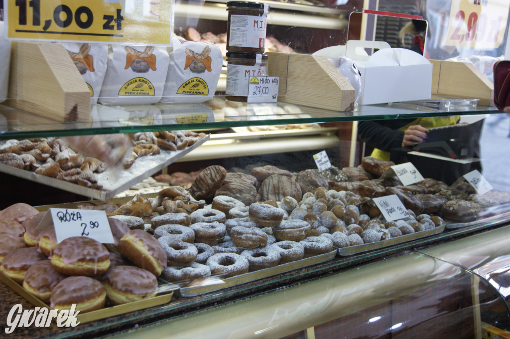 Tłusty czwartek, kolejki po pączki