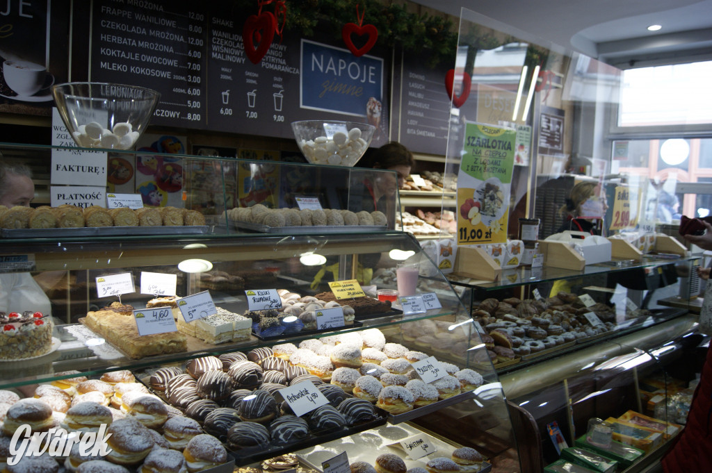 Tłusty czwartek, kolejki po pączki