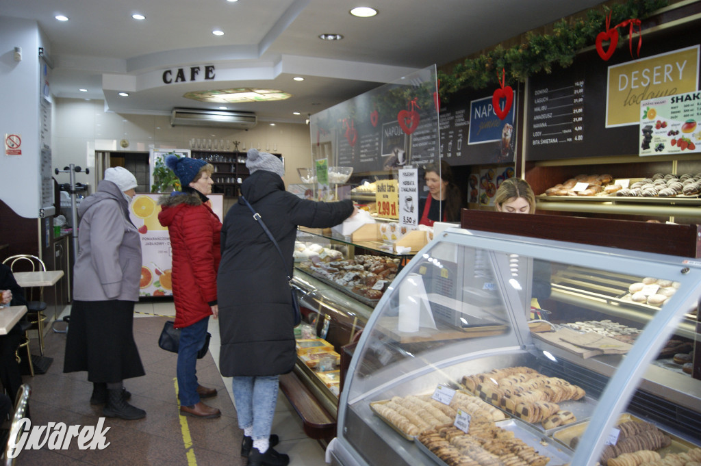 Tłusty czwartek, kolejki po pączki