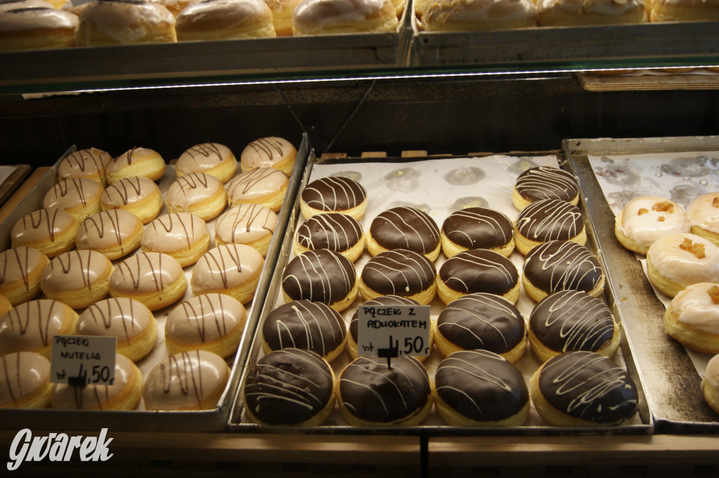 Tłusty czwartek, kolejki po pączki