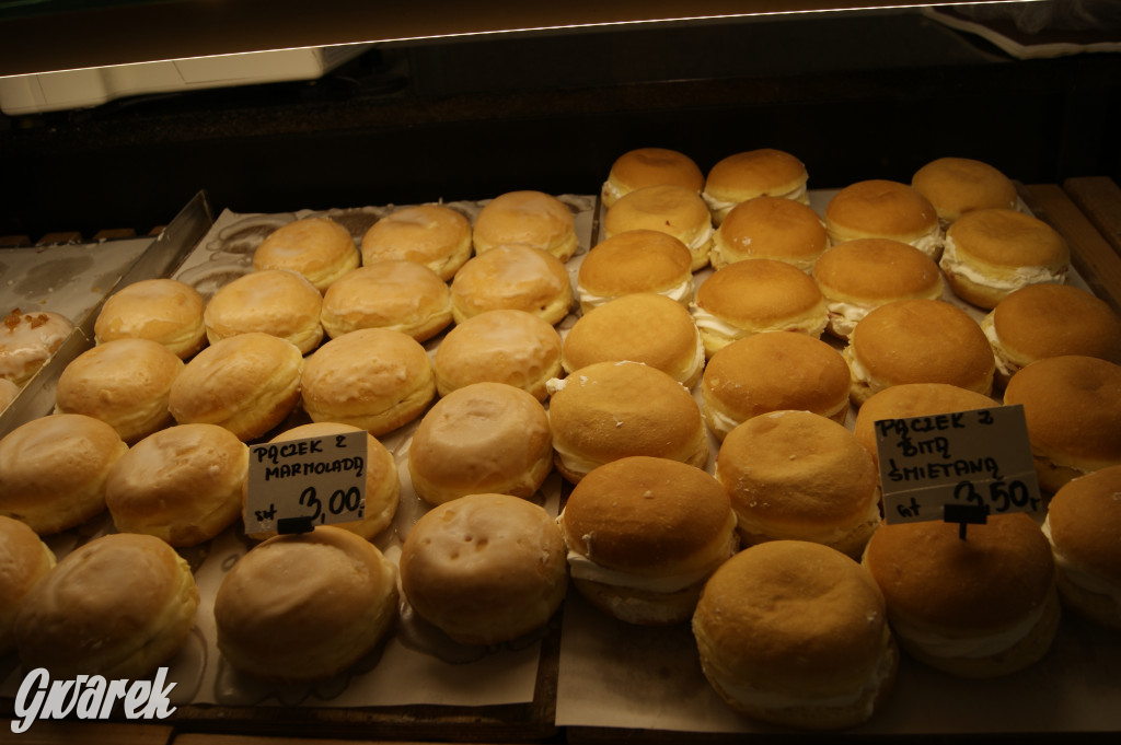 Tłusty czwartek, kolejki po pączki