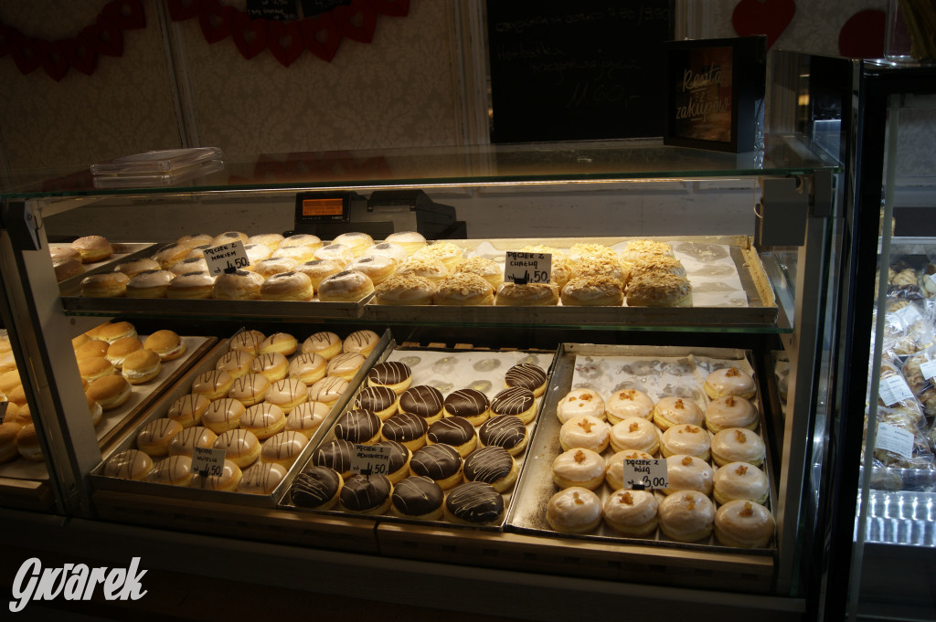 Tłusty czwartek, kolejki po pączki