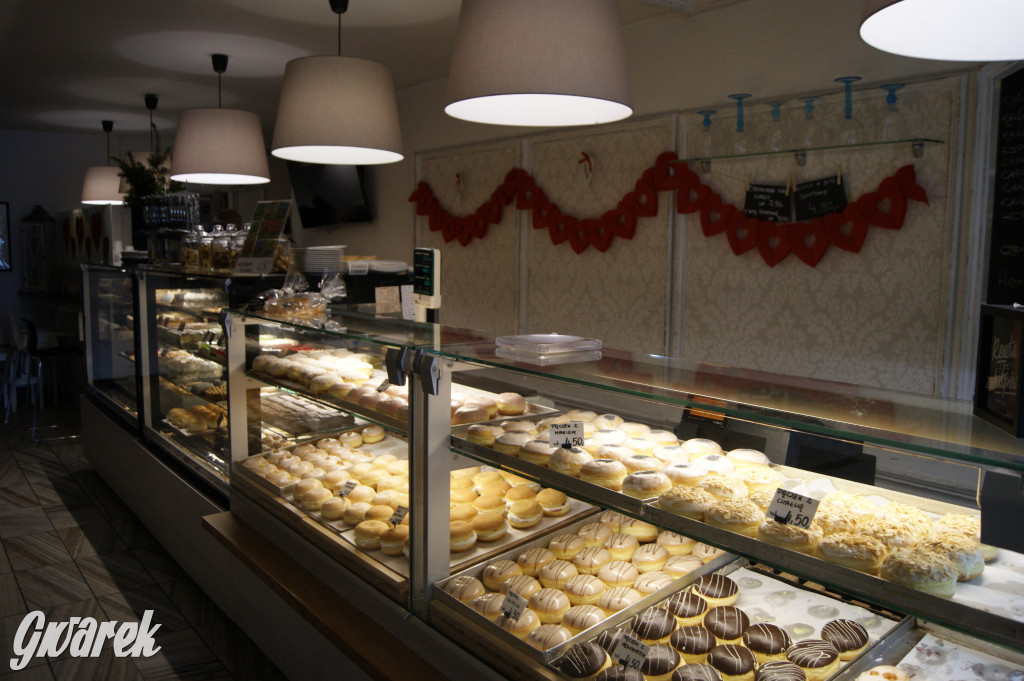 Tłusty czwartek, kolejki po pączki