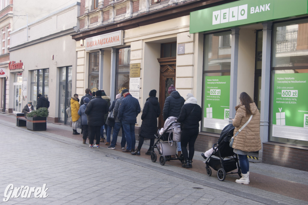 Tłusty czwartek, kolejki po pączki