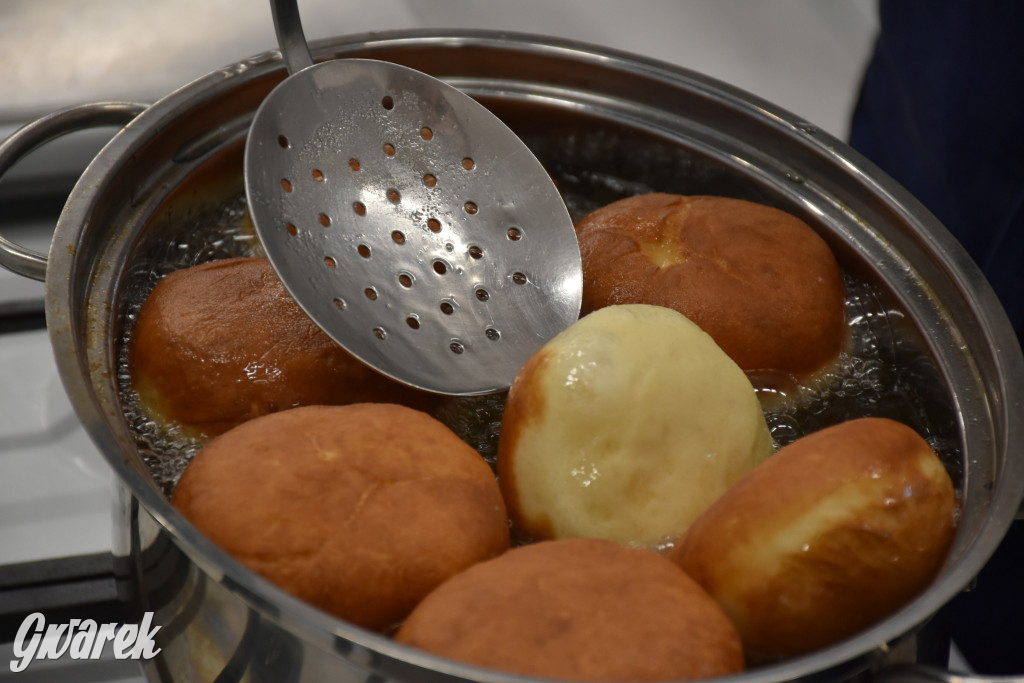 Tłusty czwartek, kolejki po pączki