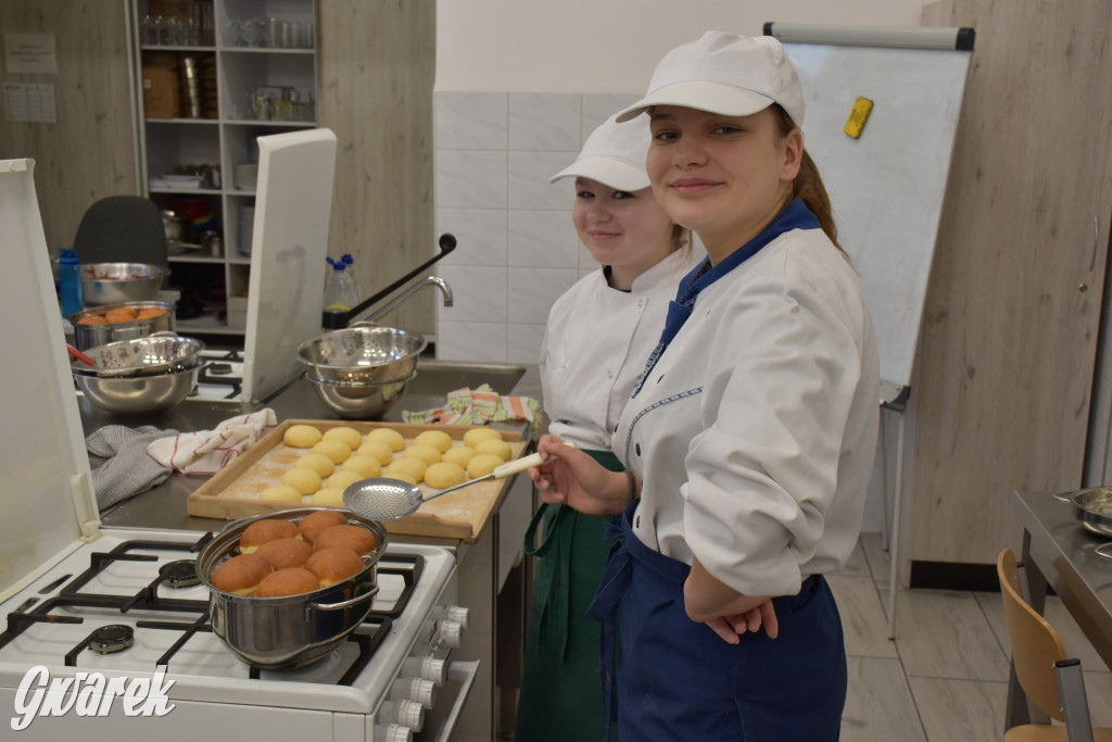 Tłusty czwartek, kolejki po pączki