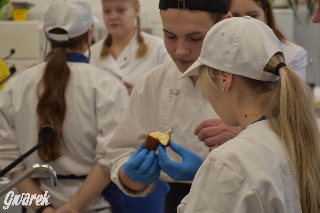 Tłusty czwartek, kolejki po pączki