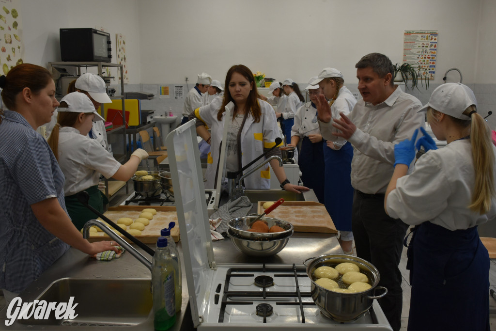 Tłusty czwartek, kolejki po pączki