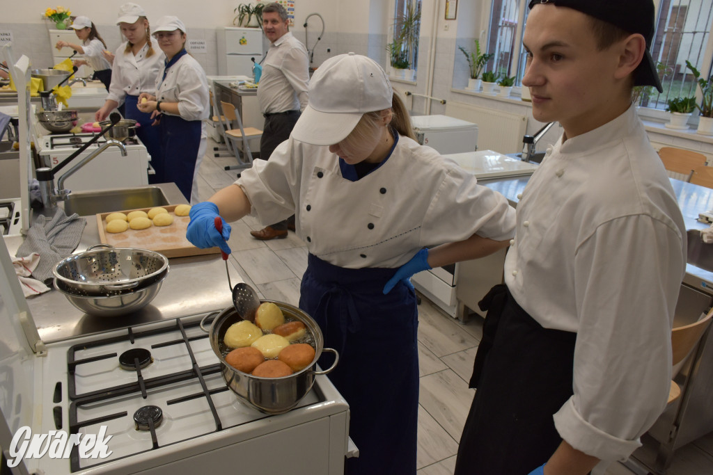 Tłusty czwartek, kolejki po pączki