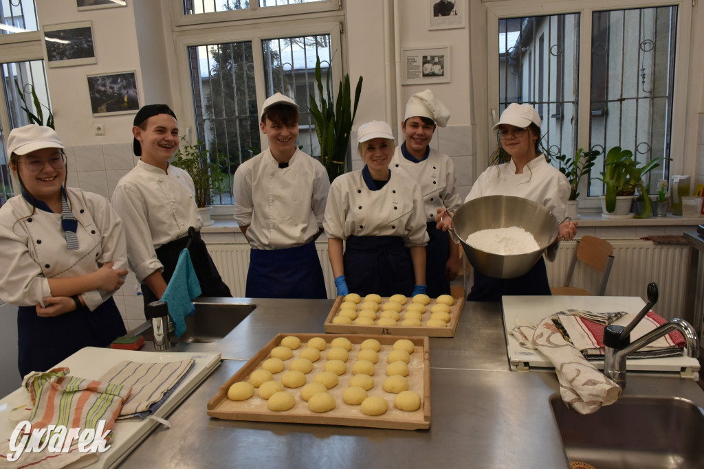 Tłusty czwartek, kolejki po pączki