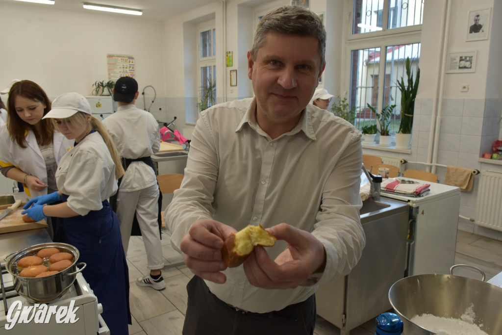 Tłusty czwartek, kolejki po pączki