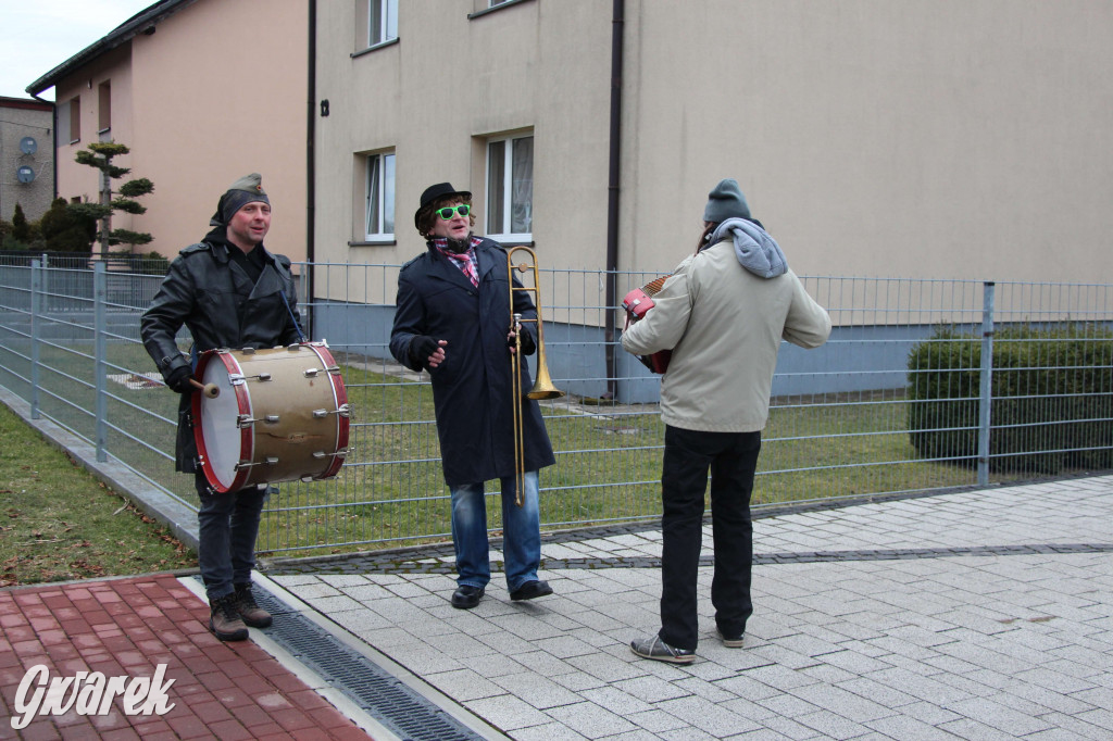 Z berem przez Miedary. Tu wodzą niedźwiedzia od 25 lat