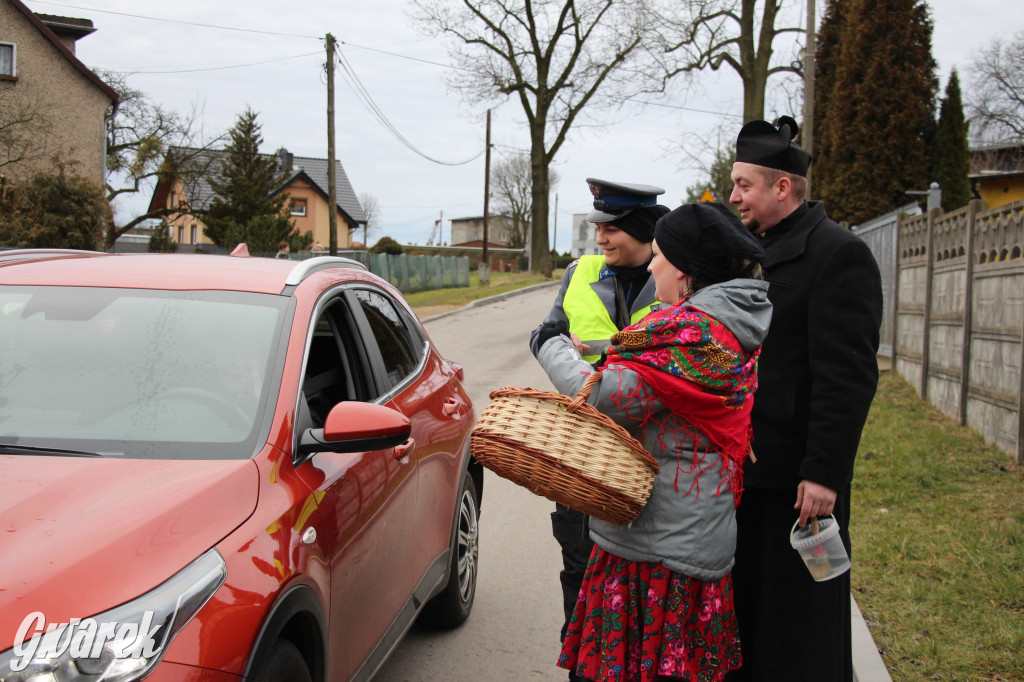 Z berem przez Miedary. Tu wodzą niedźwiedzia od 25 lat