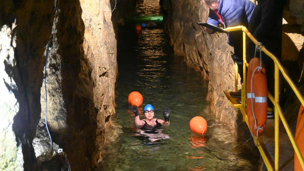 330 morsów pod ziemią. Podziemna sztafeta