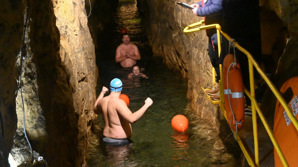 330 morsów pod ziemią. Podziemna sztafeta