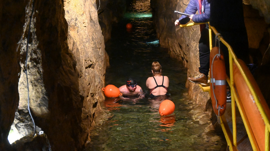 330 morsów pod ziemią. Podziemna sztafeta