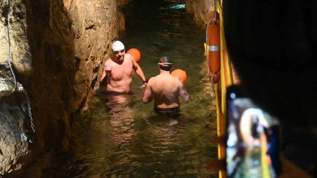 330 morsów pod ziemią. Podziemna sztafeta