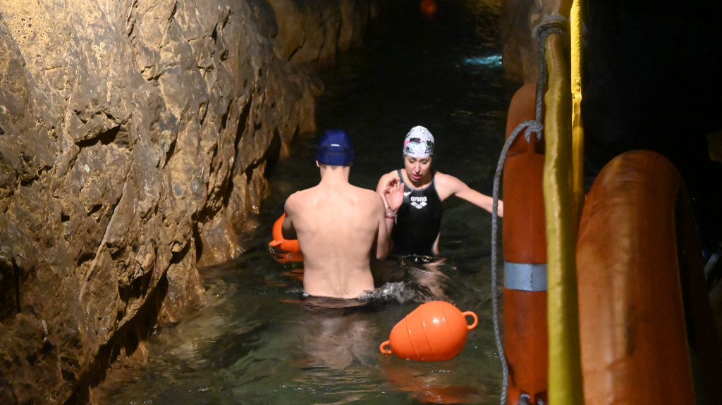 330 morsów pod ziemią. Podziemna sztafeta