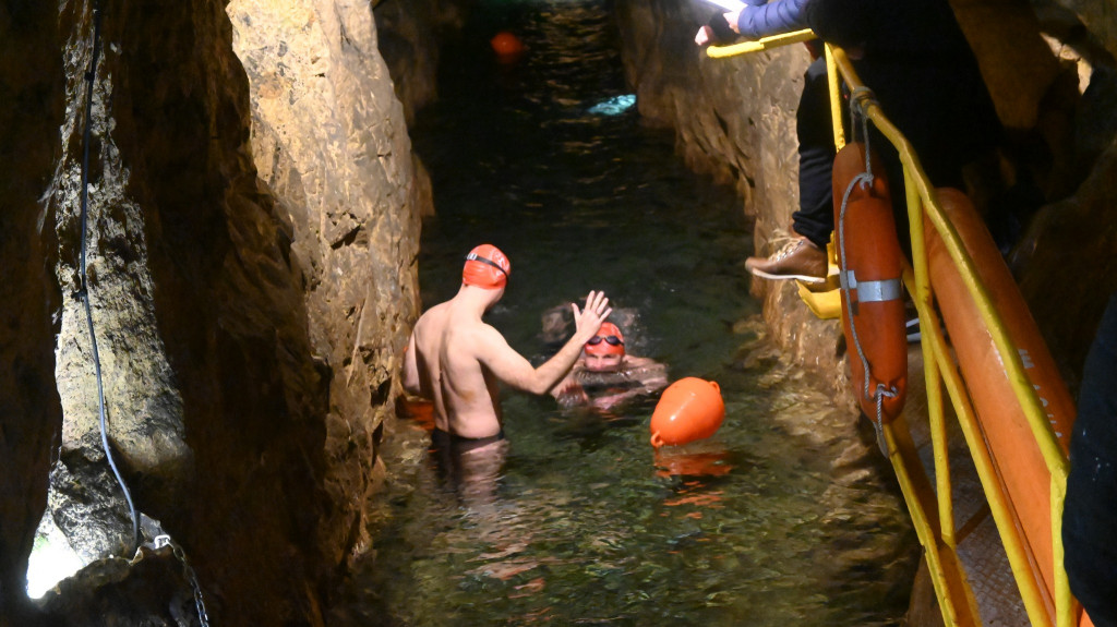 330 morsów pod ziemią. Podziemna sztafeta