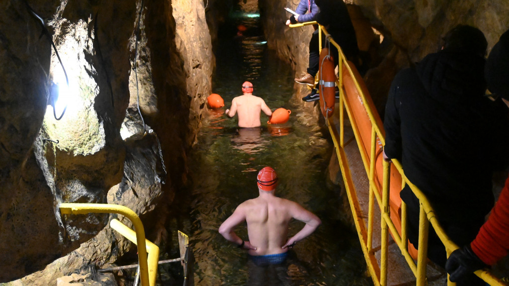 330 morsów pod ziemią. Podziemna sztafeta