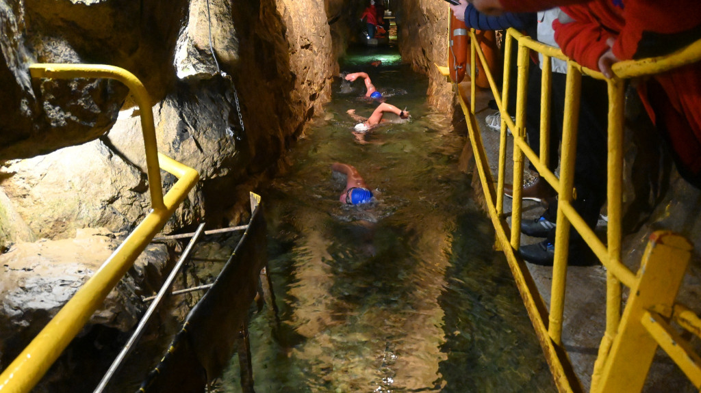 330 morsów pod ziemią. Podziemna sztafeta