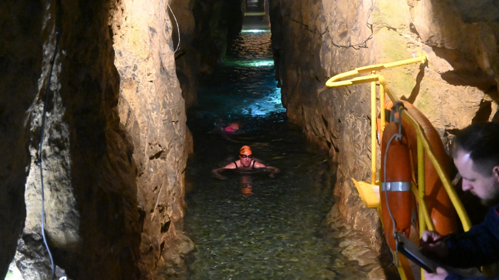 330 morsów pod ziemią. Podziemna sztafeta