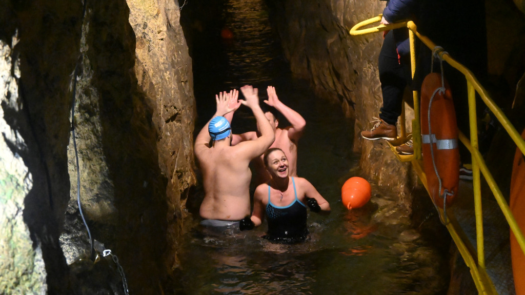 330 morsów pod ziemią. Podziemna sztafeta