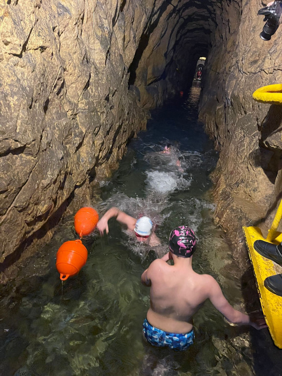 330 morsów pod ziemią. Podziemna sztafeta