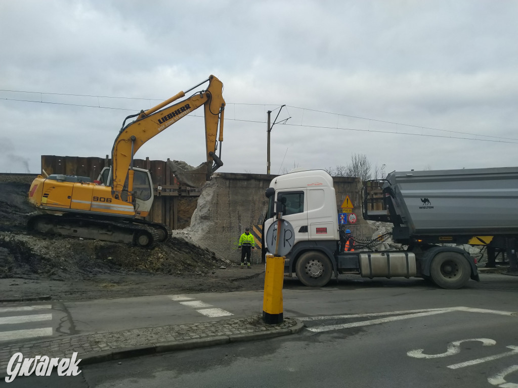 Radzionków. Rozbiórka wiaduktu na ul. Zejera