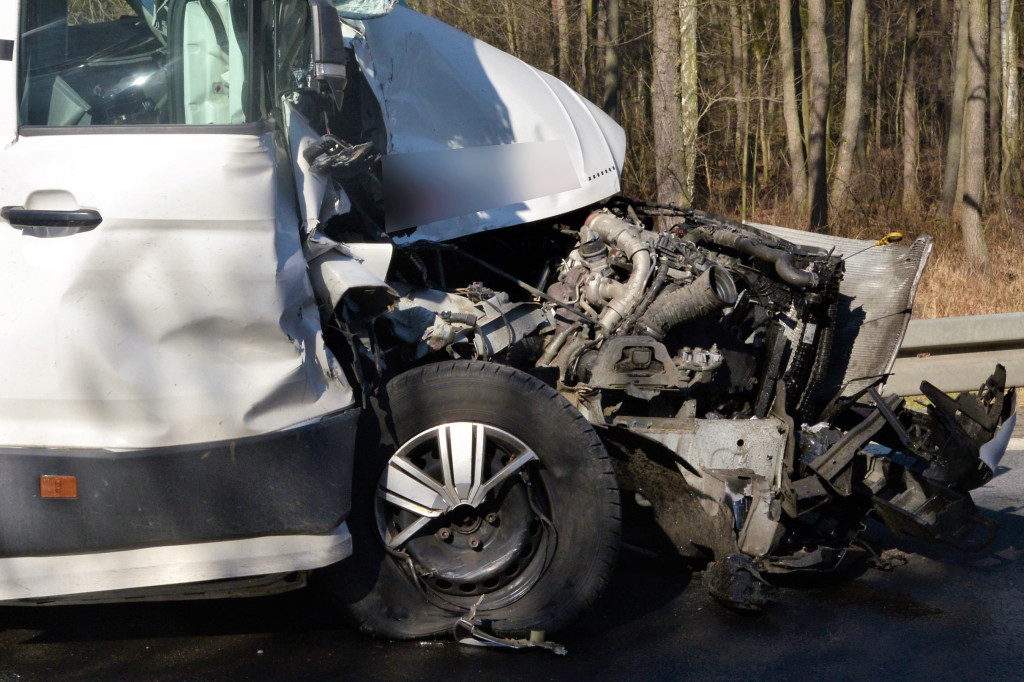 Świerklaniec. Wjechał w ciężarówkę przewożącą butle z gazem
