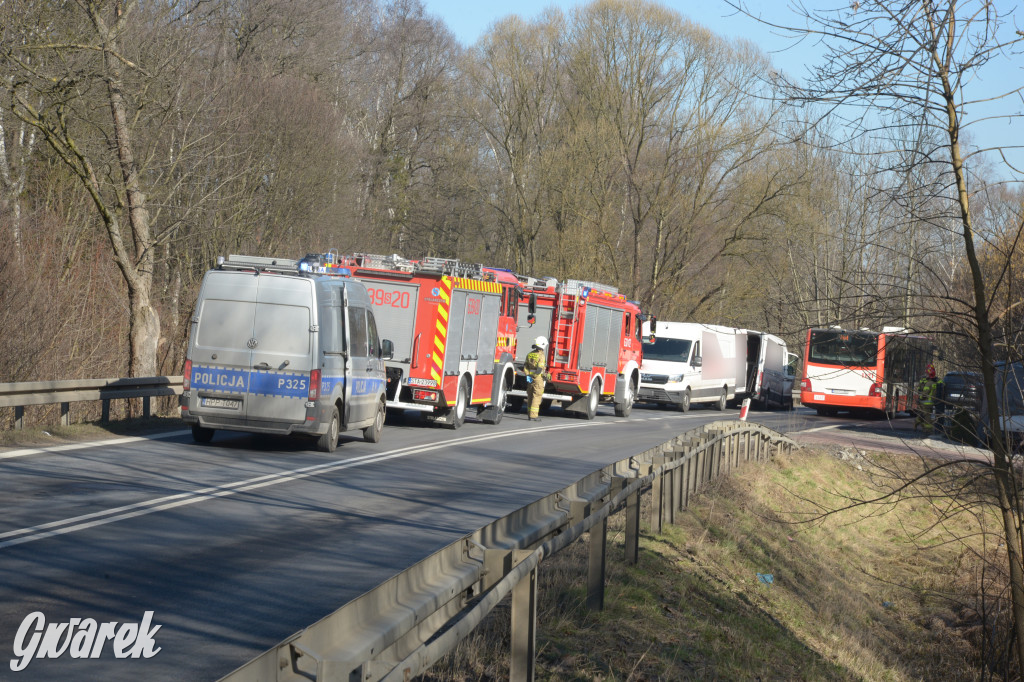 Świerklaniec. Wjechał w ciężarówkę przewożącą butle z gazem