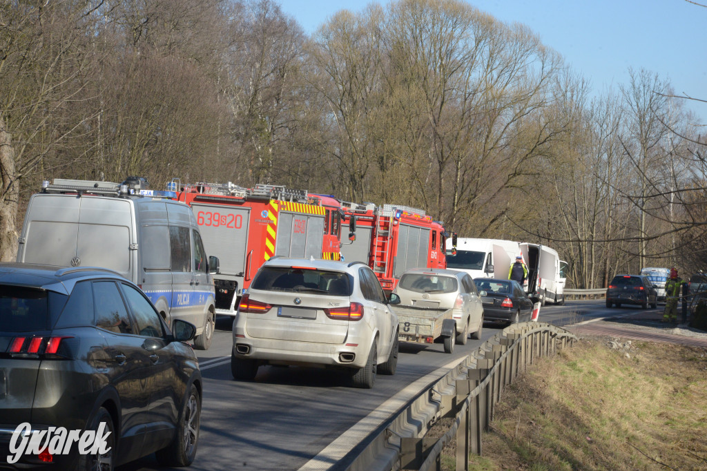 Świerklaniec. Wjechał w ciężarówkę przewożącą butle z gazem