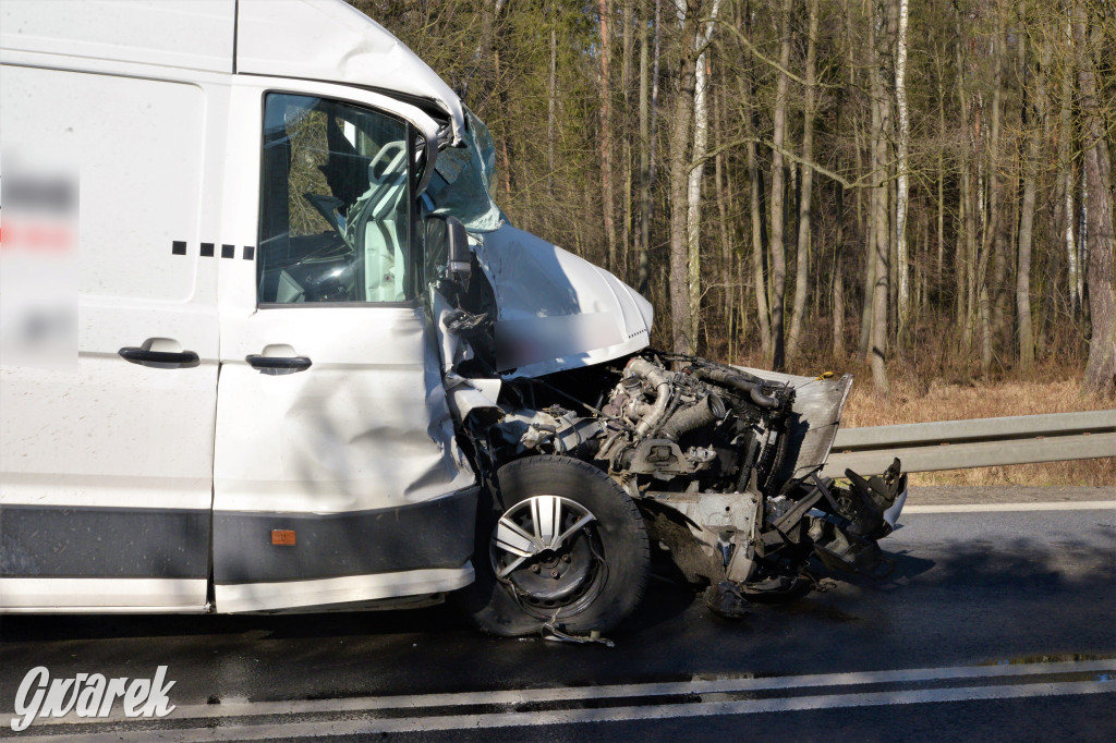 Świerklaniec. Wjechał w ciężarówkę przewożącą butle z gazem
