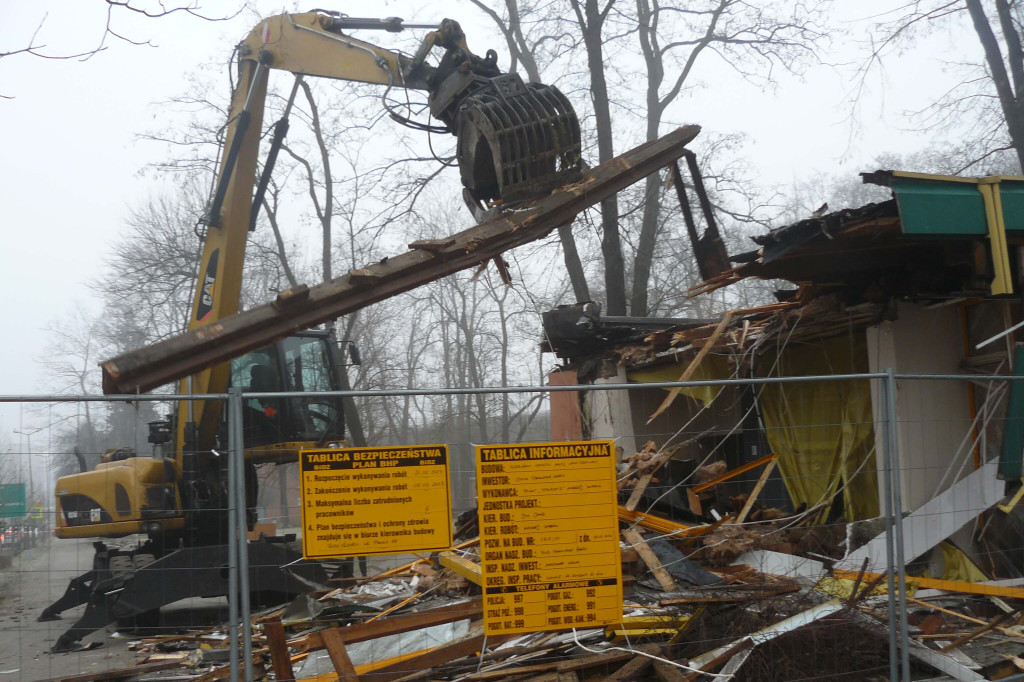 Tarnowskie Góry. Rozbiórka byłej kwiaciarni trwa