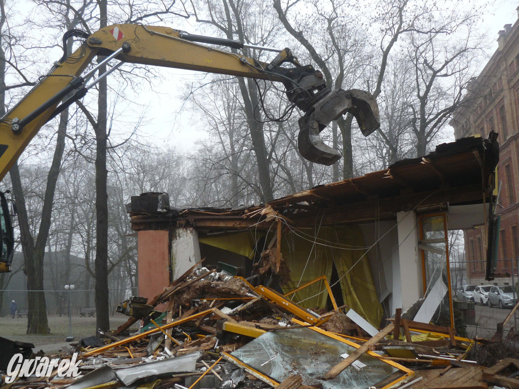 Tarnowskie Góry. Rozbiórka byłej kwiaciarni trwa